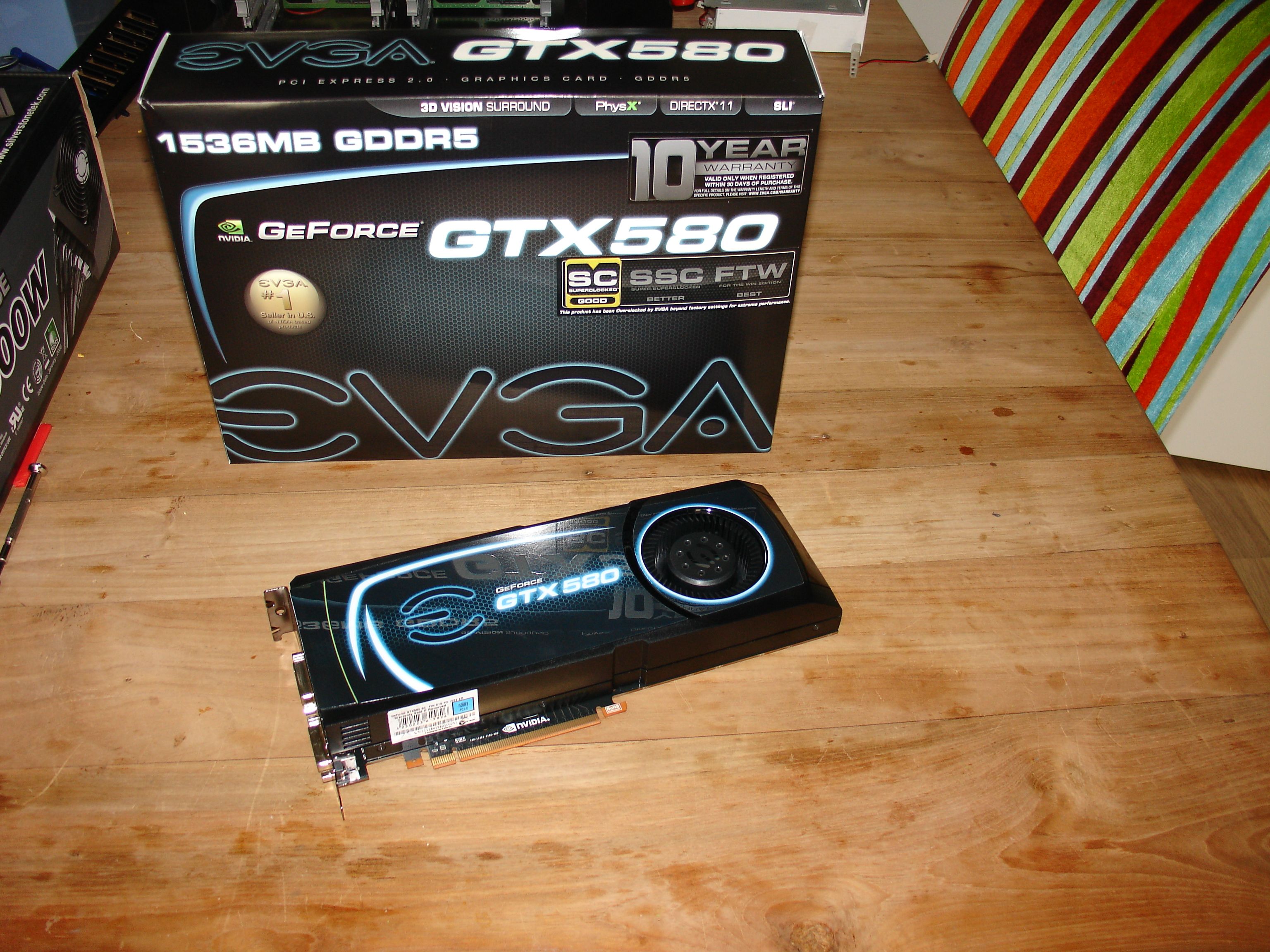 EVGA_GeForce_GTX_580_Super_Clocked_Edition_PCI_E_1536MB_384Bit_GDDR5_Rev_A1_4910_with_box.jpg