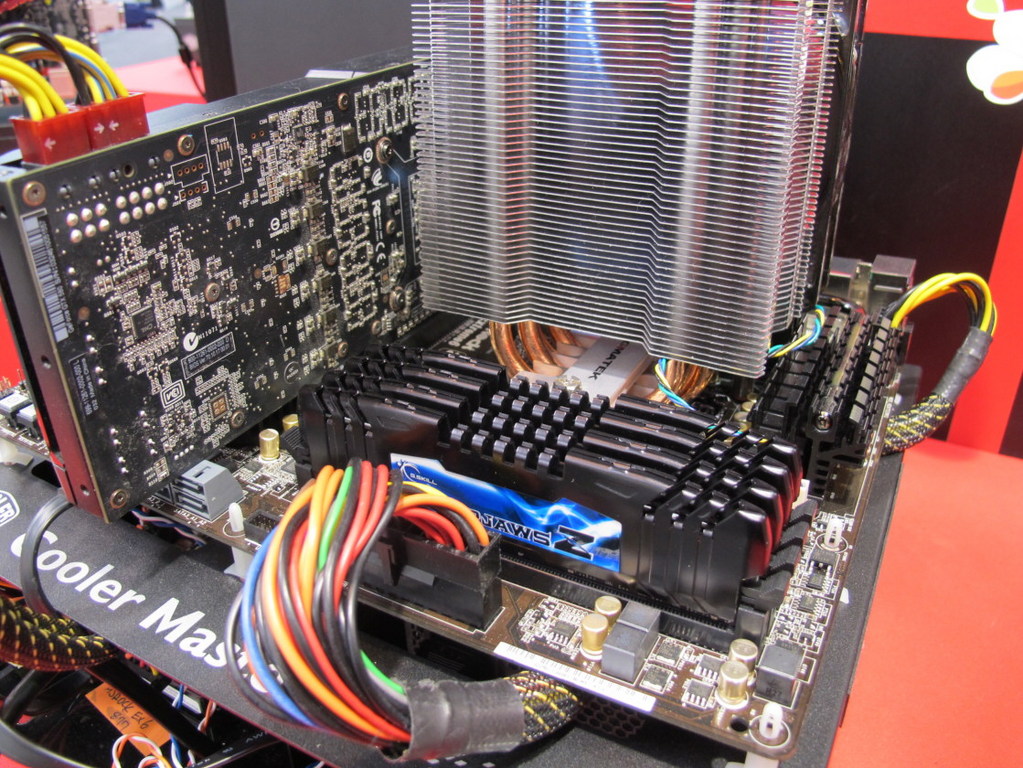 g.skill_ripjaws_z_asrock_cebit_02.jpg