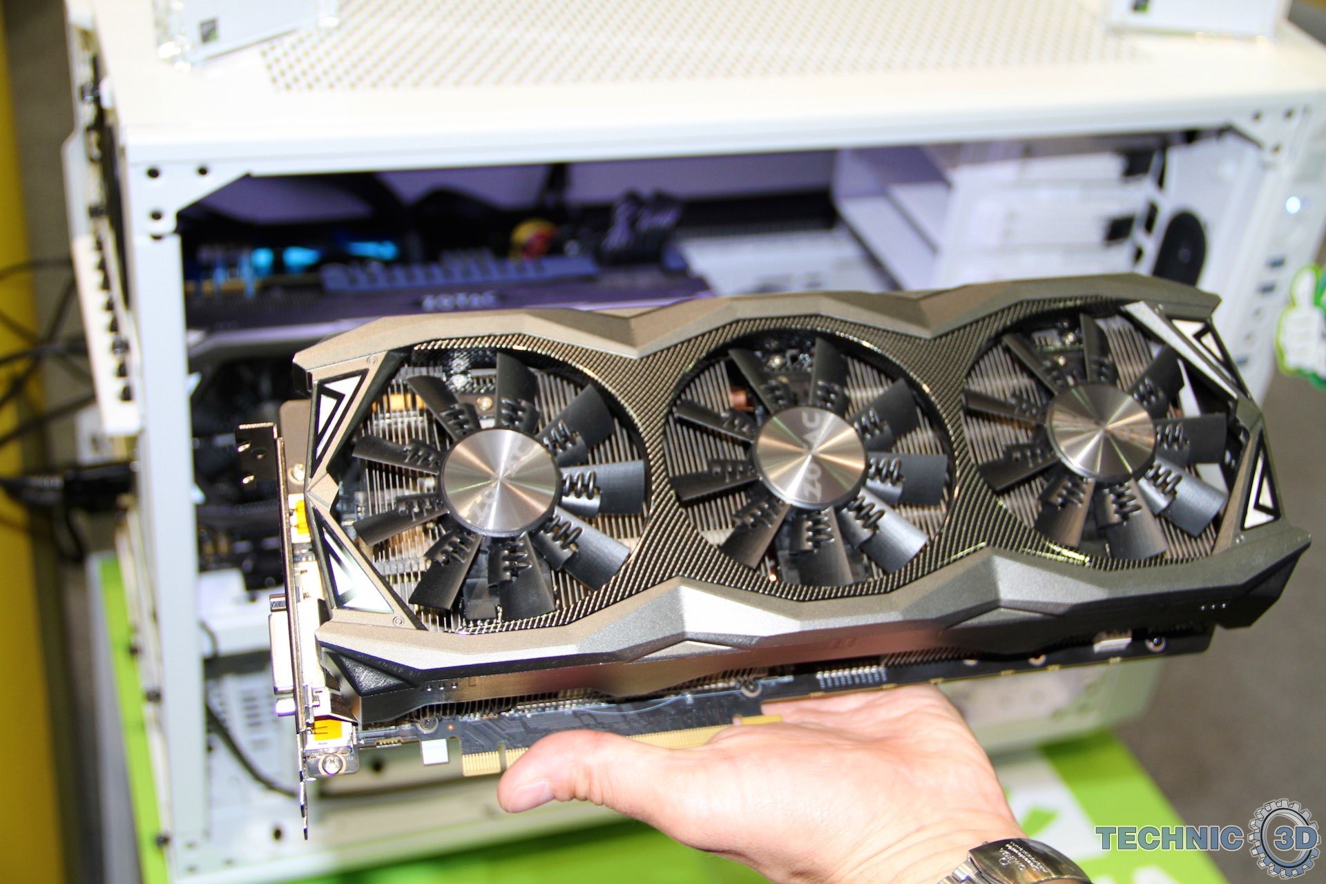 Computex_ZOTAC_GeForce_GTX_980_Ti_AMP_Extreme.jpg