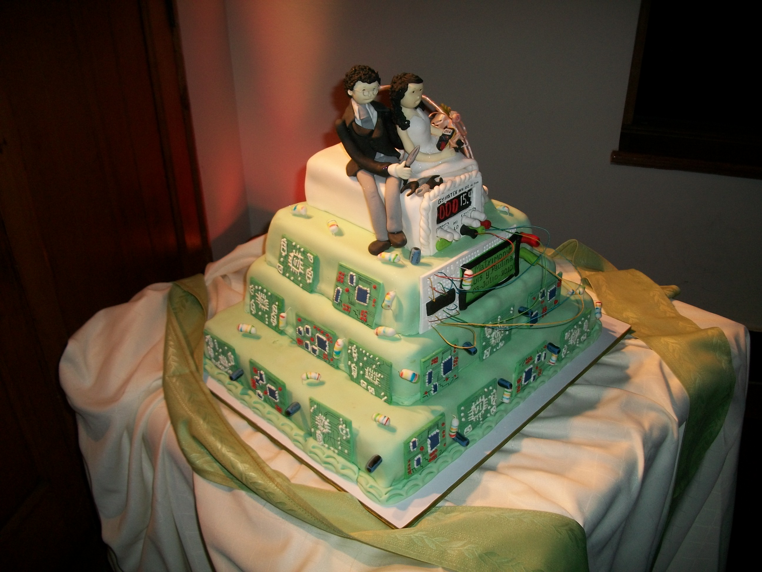 embedded_wedding_cake_2.jpg