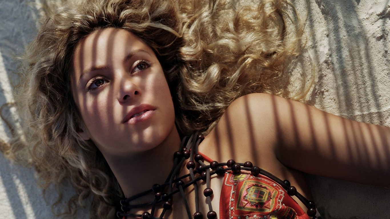 shakira_sand_rest_shadow_sunlight_1366x768.jpg
