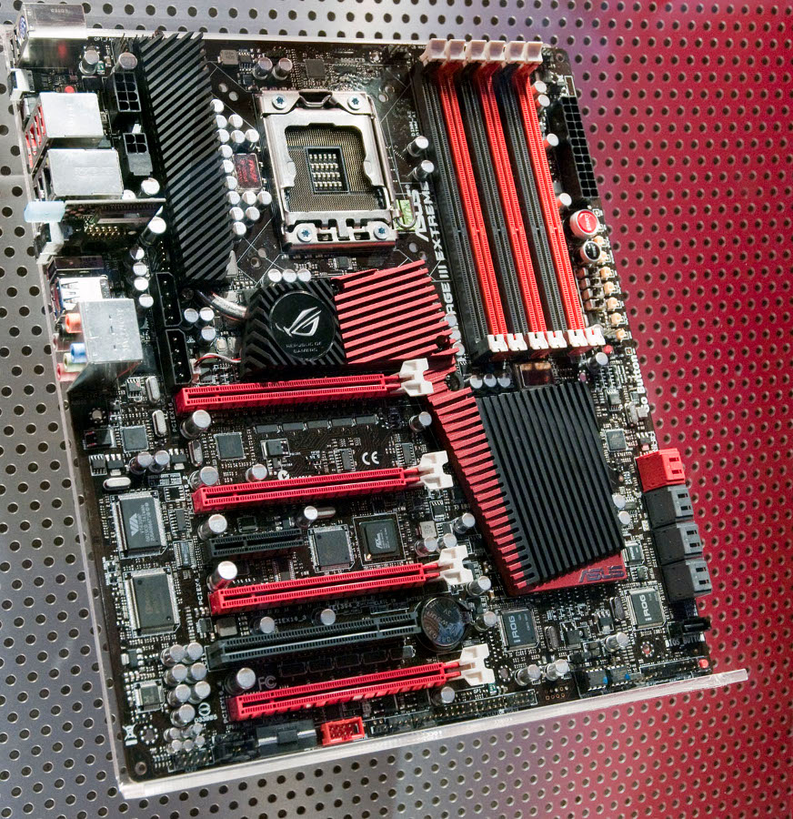 ROG_X58_from_ASUS_Supports_Quad_SLI_and_CrossFireX_2.jpg