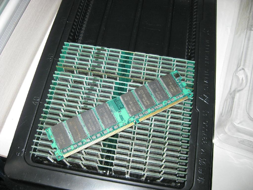 Samsung_original_chips_of_DDR1_PC_400mhz_1GB.jpg