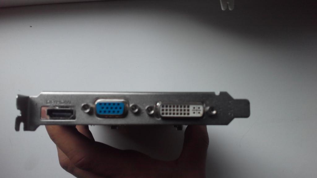 geforce_gt_220_1_gb_128_bit_dvi_vga_hdmi.jpg