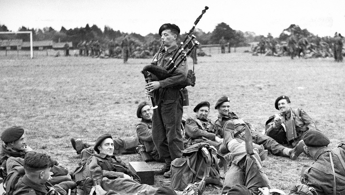 1200px_Bill_Millin_1944.jpg