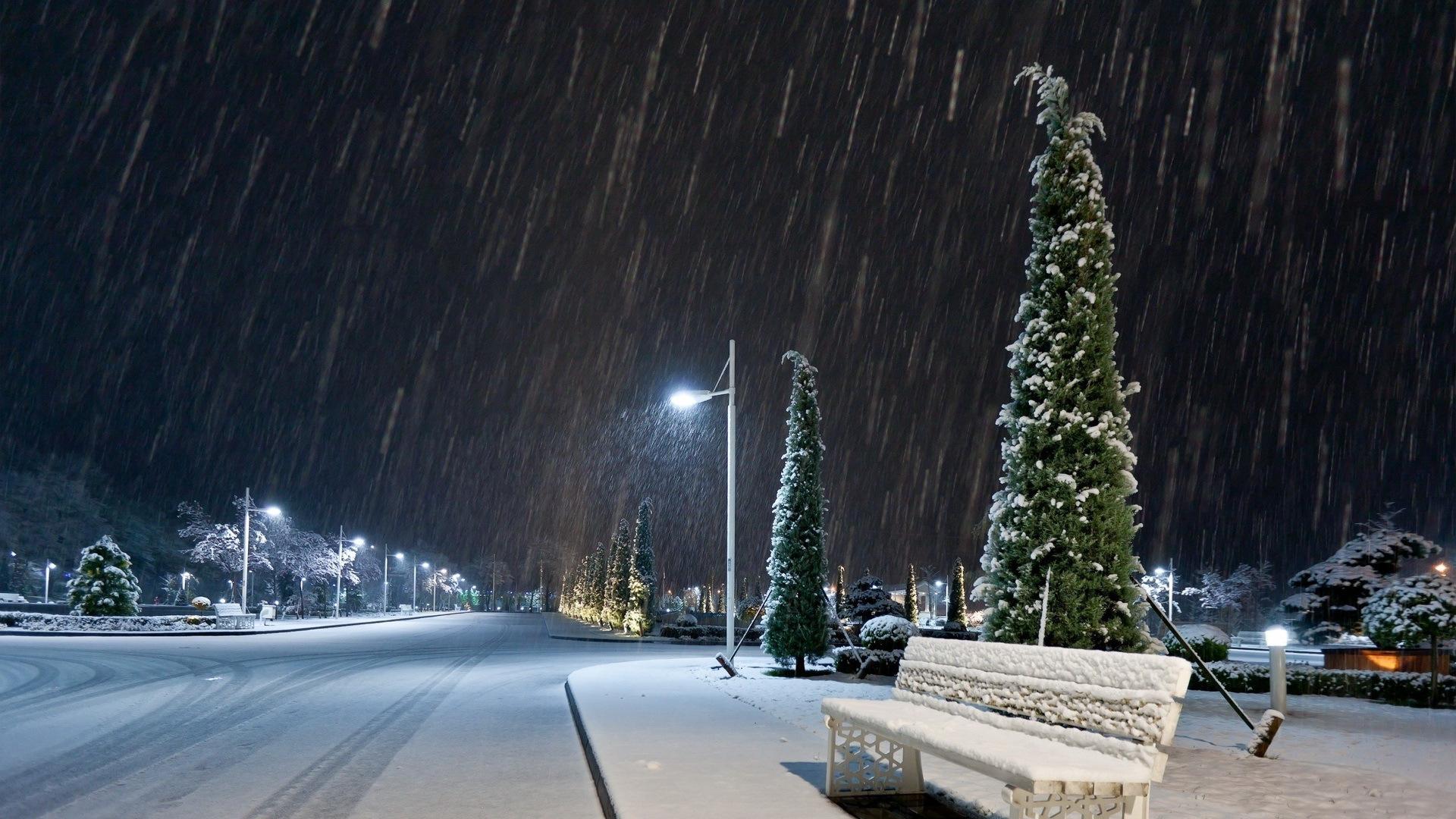 snowing_on_a_street_at_christmas_1501420.jpg