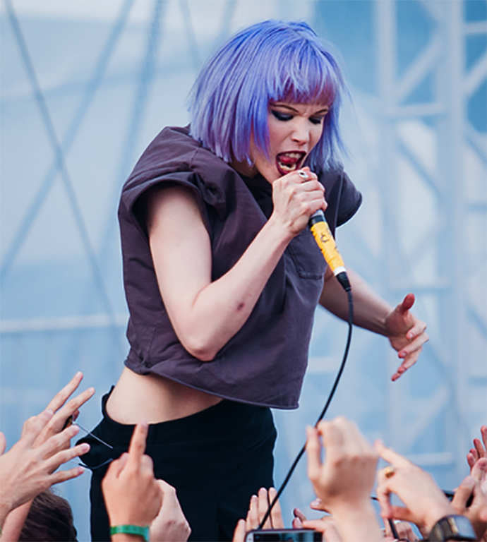 Crystal castles year. Элис Гласс до пластики. Элис Гласс блонд. Элис Гласс Crystal Castles 2015. Элис Гласс 2022.