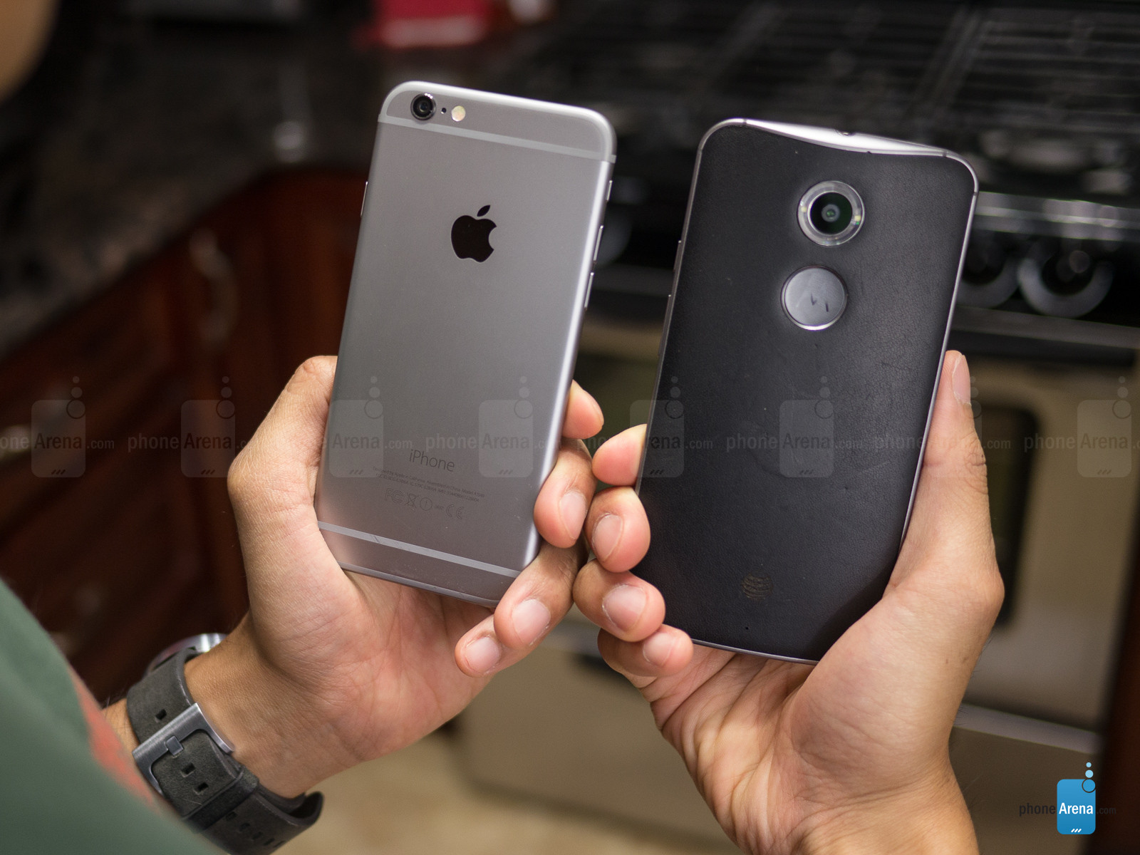 Apple_iPhone_6_vs_Motorola_Moto_X_2014_02.jpg