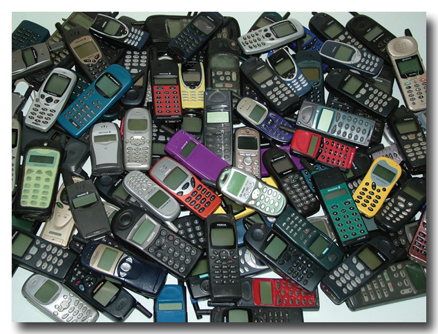 10_fun_facts_about_old_school_mobile_phones_black_and_white.jpg