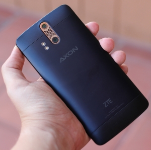 zte_axon_review_metal_back_2_300_100.jpg