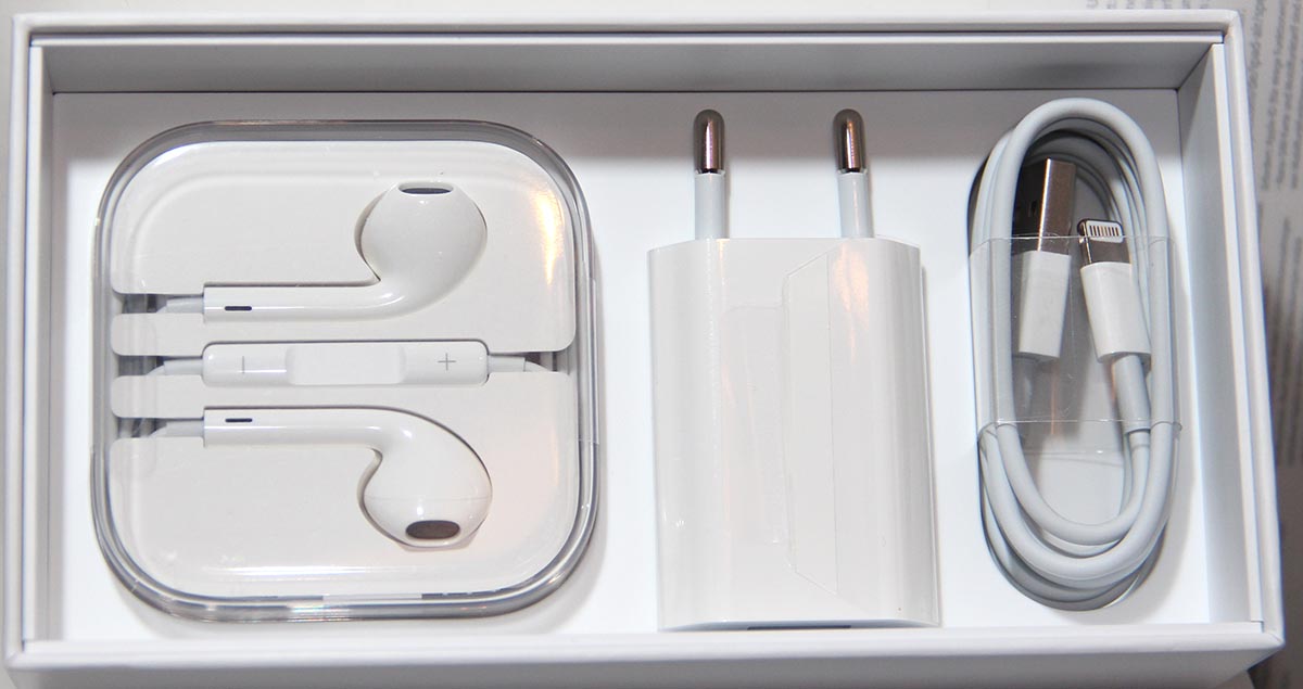 iPhone6_04otherstuffinthebox.jpg