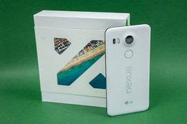 White_Google_Nexus_5X_Rear_View_showing_camera_and_box.jpg