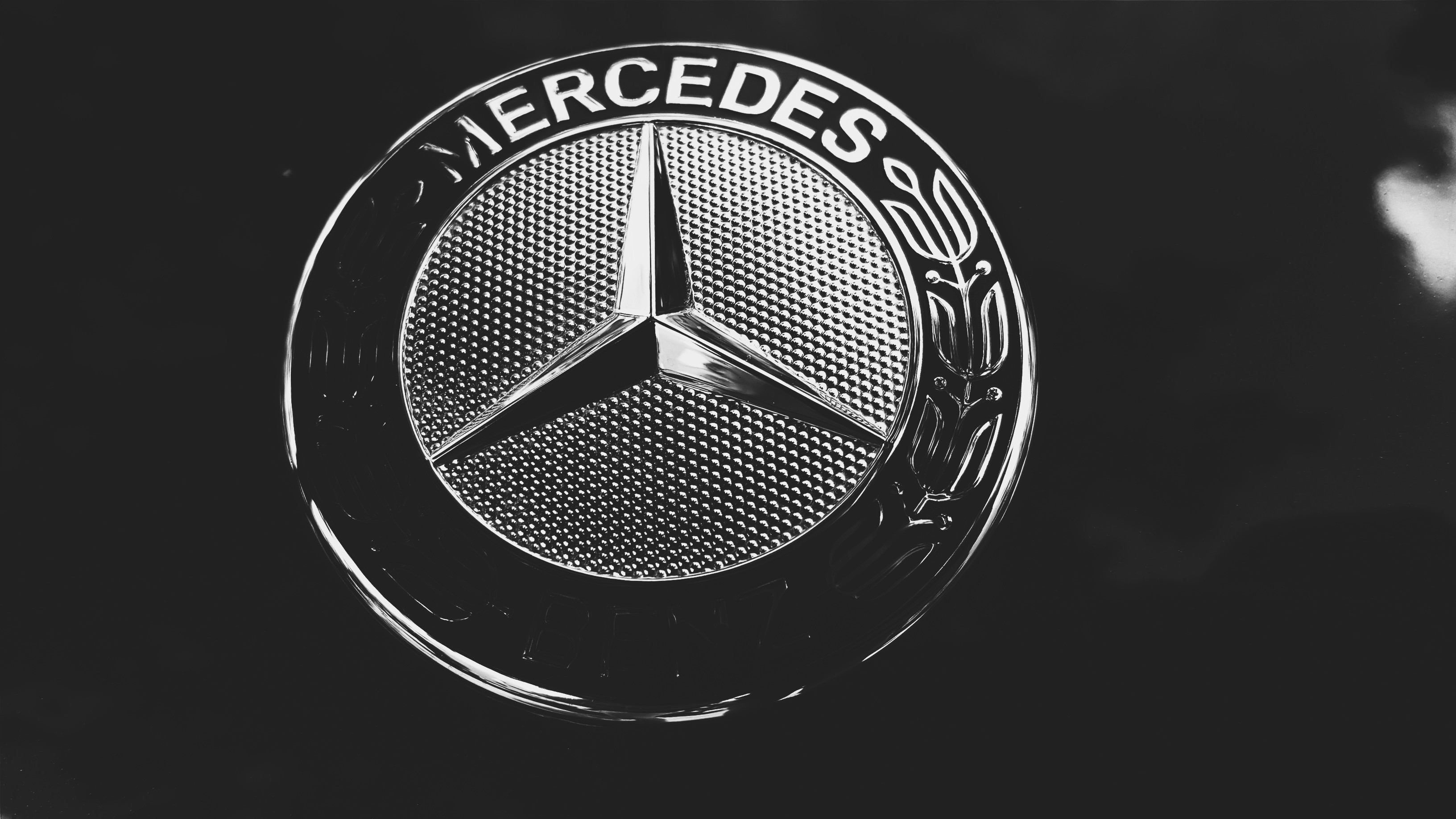 Черный мерседес на обои телефона. Мерседес АМГ лого на айфон. Mercedes Benz логотип АМГ. Мерседес-Бенц 1836,. Мерседес АМГ на черном фоне.