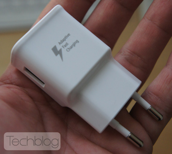 Galaxy_Note_4_Adaptive_Fast_Charger_2.jpg