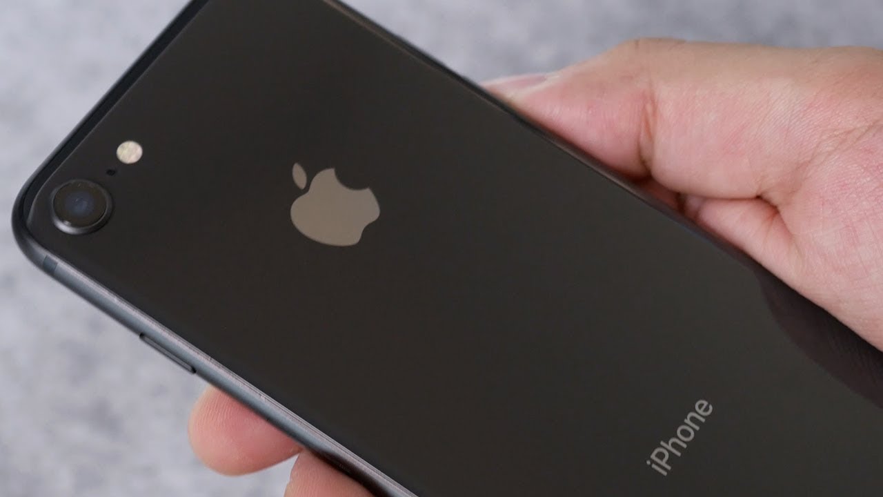 Space gray 8. Iphone 8 черный. Айфон 8 Блэк. Айфон 8 черный в живую. Iphone 8 Black на столе.