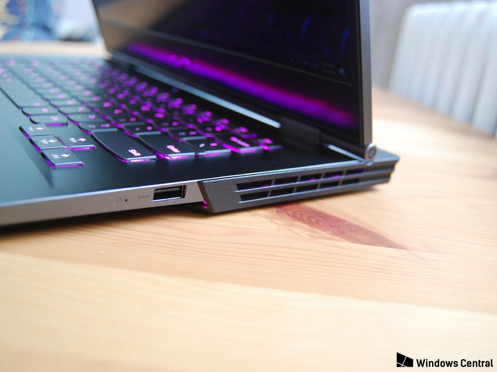 lenovo_legion_y730_right_ports_01.jpg