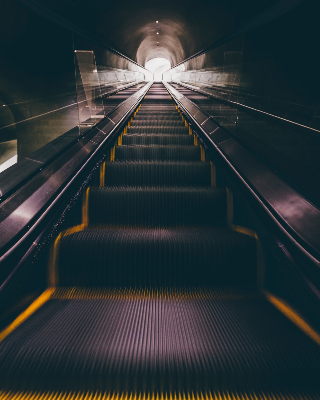 blur_carry_dark_escalator_417014.jpg