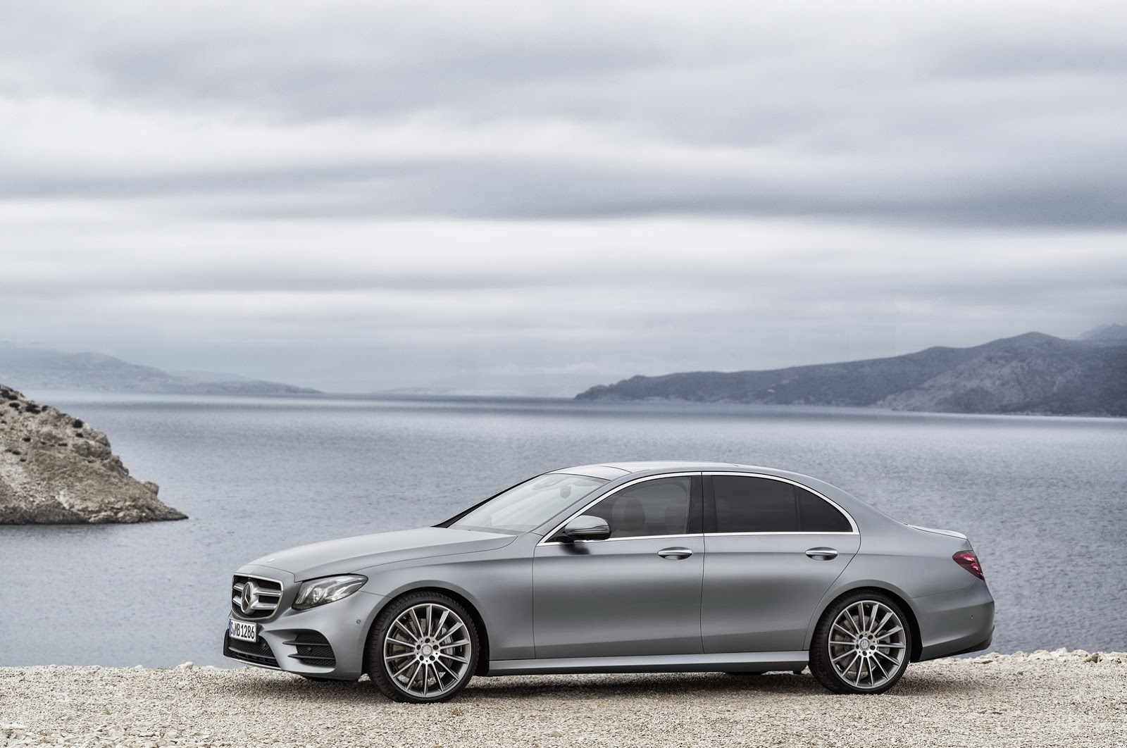 2016_Mercedes_E_Class_E_400_4MATIC_front_three_quarters_left_side_standstill_selenit_grey_magno.jpg