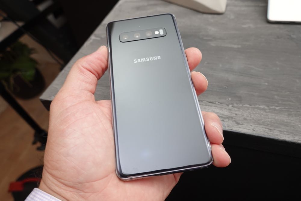 GalaxyS10Hands50.jpg
