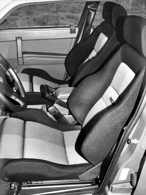 0110_05zoom_Alfa_Romeo_Verde_Interior_Recaro_Seats.jpg