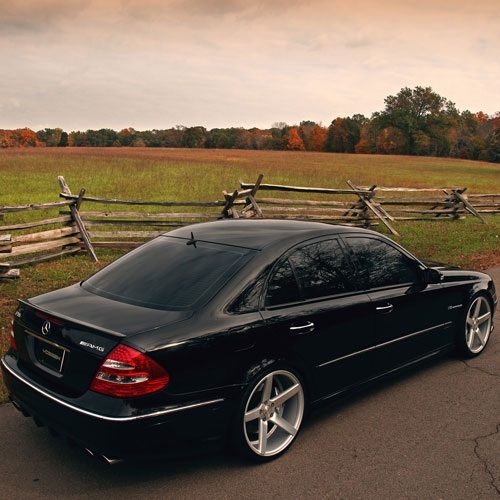 mercedes_benz_e_class_black_vossen_vvscv3_machine_silver_side1_500x500.jpg