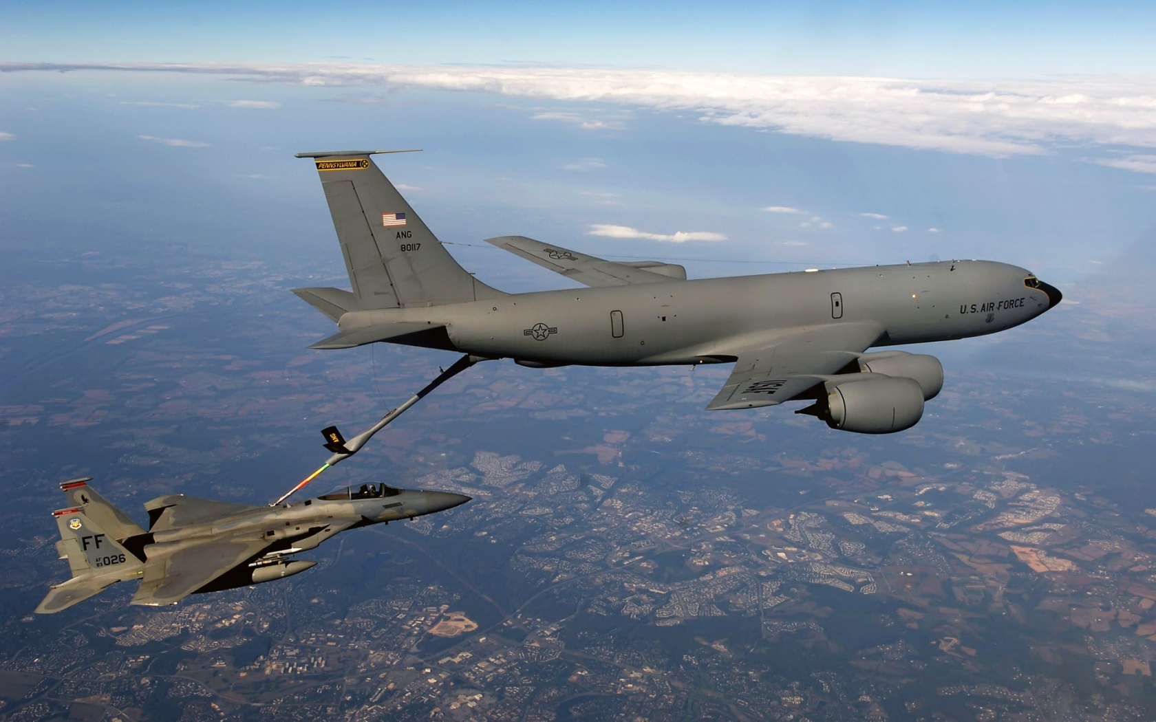 f_15_eagle_receives_fuel_from_kc_135_stratotanker_1680x1050.jpg