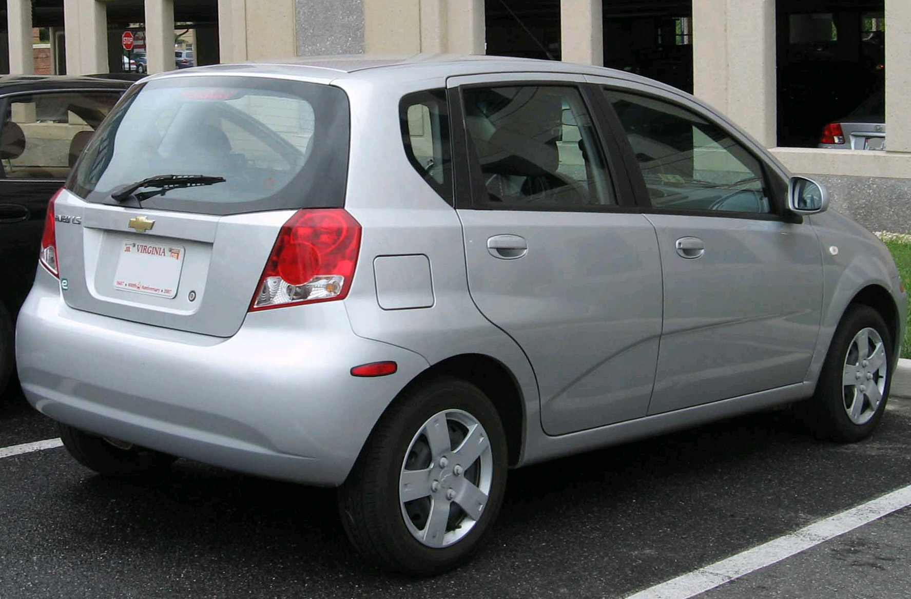 chevrolet_aveo_1_5_hatch_1.jpg
