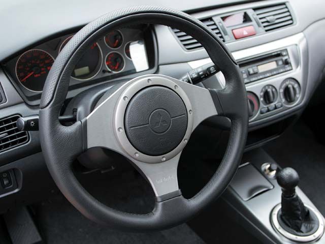 0303_07z_2003_mitsubishi_lancer_evolution_8_steering_wheel_view.jpg
