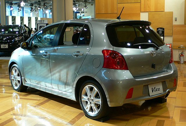 640px_2005_Toyota_Vitz_04.jpg