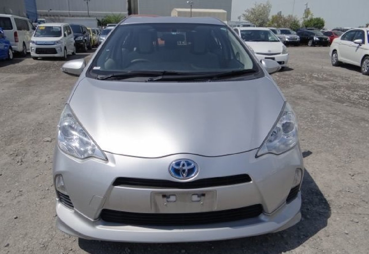 2012_toyota_aqua_3.jpg