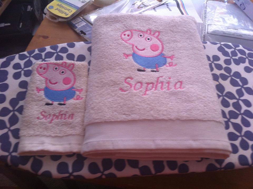 large.56bb31637ddcf_bath_towel_with_peppa_pig_design.jpg.d72a3589bc1fe681099715c106295c89.jpg