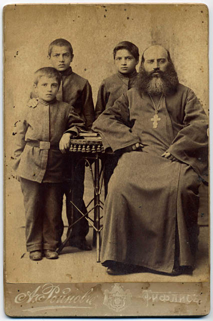 karbelashvili_polievqtosi_shvilebtan_1.jpg