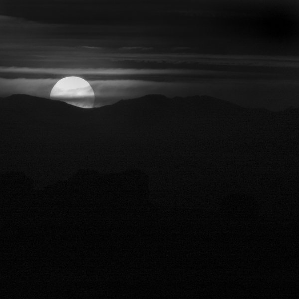 White_Sun_Over_Black_Lands_by_1uno.jpg