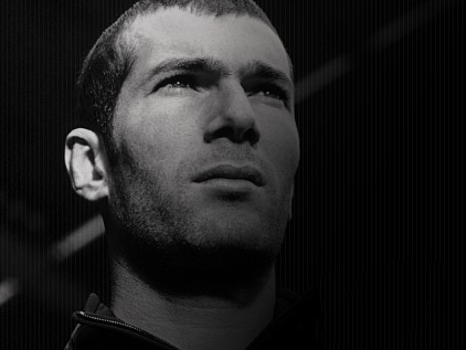 zinedine_zidane_in_black_and_white_422_57829.jpg