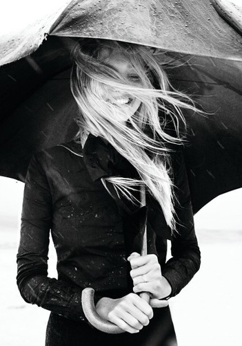 black_and_white_girl_photography_pretty_rain_umbrellas_bd3d1d61641fd0243523bc8ca0126c43_h.jpg