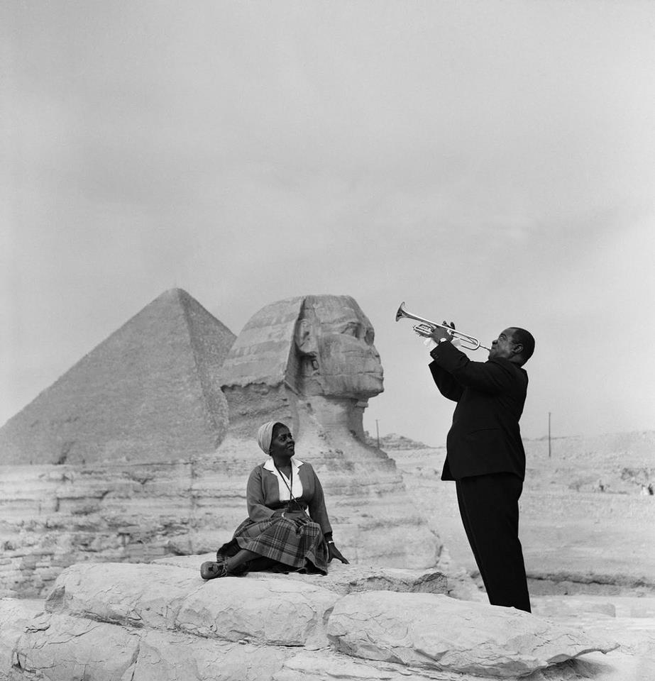 Louis_Armstrong_plays_for_his_wife_in_Giza__1.jpg