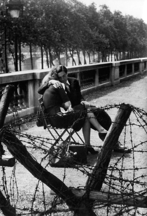 Love_and_Barbed_Wire__lovers_in_the_Jardin_des_Tuileries_during_the_occupation___Paris__1944._Photo_by_Robert_Doisneau.jpg