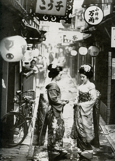 Two_Maiko_Girls_from_Ponto_cho_1961_by_Blue_Ruin1.jpg
