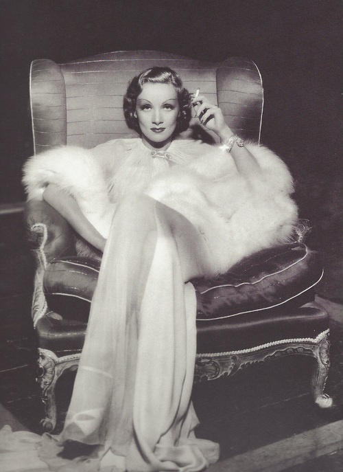 Marlene_Dietrich__1935.jpg