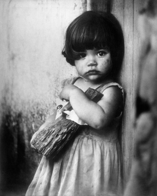 Alberto_Korda___La_Nina_de_la_Muneca_de_Palo__Girl_with_a_Wooden_Doll__La_Havana__Cuba__1959..jpg