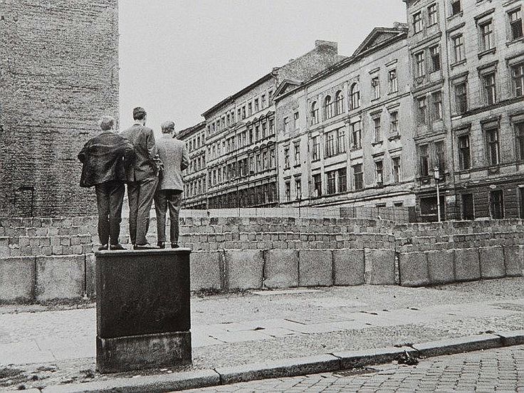 Henri_Cartier_Bresson___Le_Mur_de_Berlin__1962.jpg