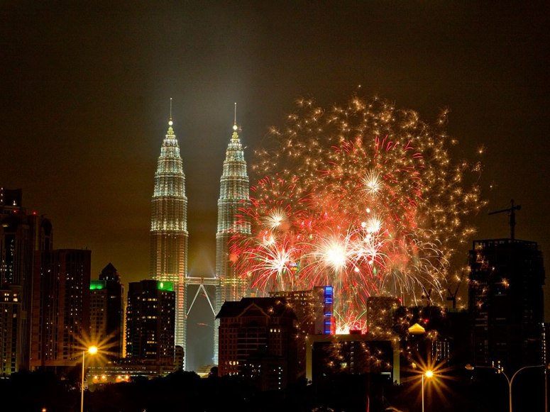 item0.rendition.slideshowWideHorizontal.kuala_lumpur_malaysia_new_years_fireworks_dashuki_mohd_getty.jpg