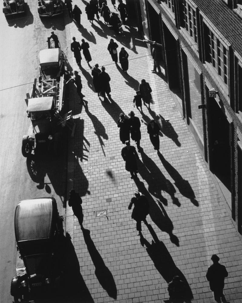 Kungsgatan__View_from_Malmskillnadsgatan__Stockholm__c1935_by_Andreas_Feiniger.jpg