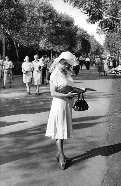 Gorky_Park__Moscow__USSR__1954_by_Henri_Cartier_Bresson..jpg