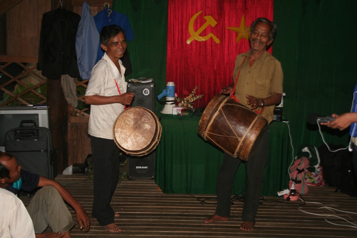 local_artists_perform_duet_drum_dance_photo_lan_anh_1223968_bieu_dien.jpg