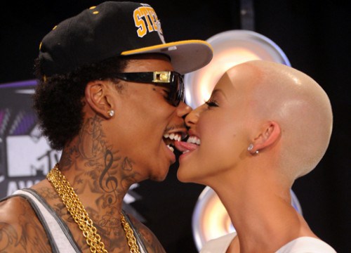 wiz_khalifa_amber_rose_kissing.jpg