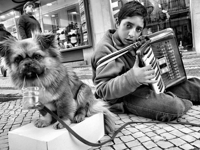 BlackAndWhiteStreetPhotographyByRuiPalha34_thumb.jpg