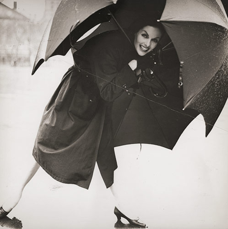 Tom_Palumbo_An_experiment_for_Alex_Lieberman_at_Vogue____Anne_with_umbrellas_in_the_rain__circa_1955.jpg