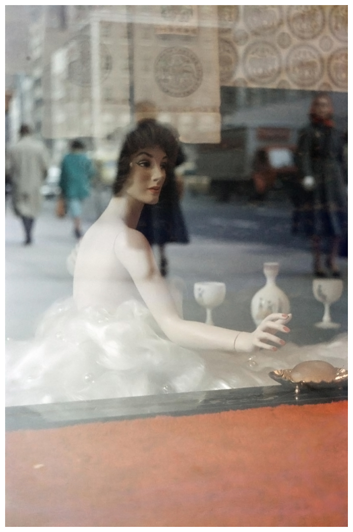 saul_leiter_mannequin_1952.jpg