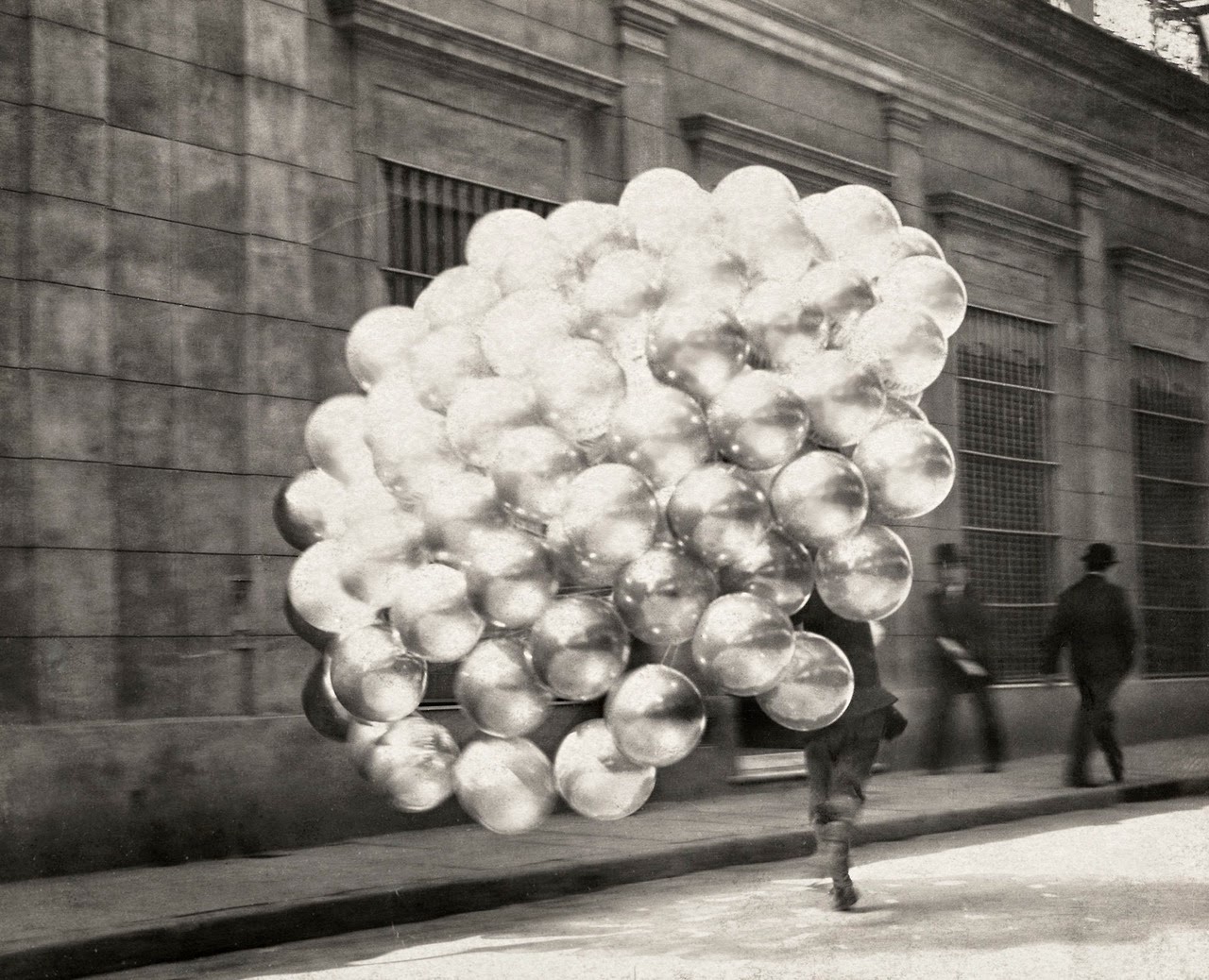 Balloons__Buenos_Aires__Argentina__circa_1910.jpg